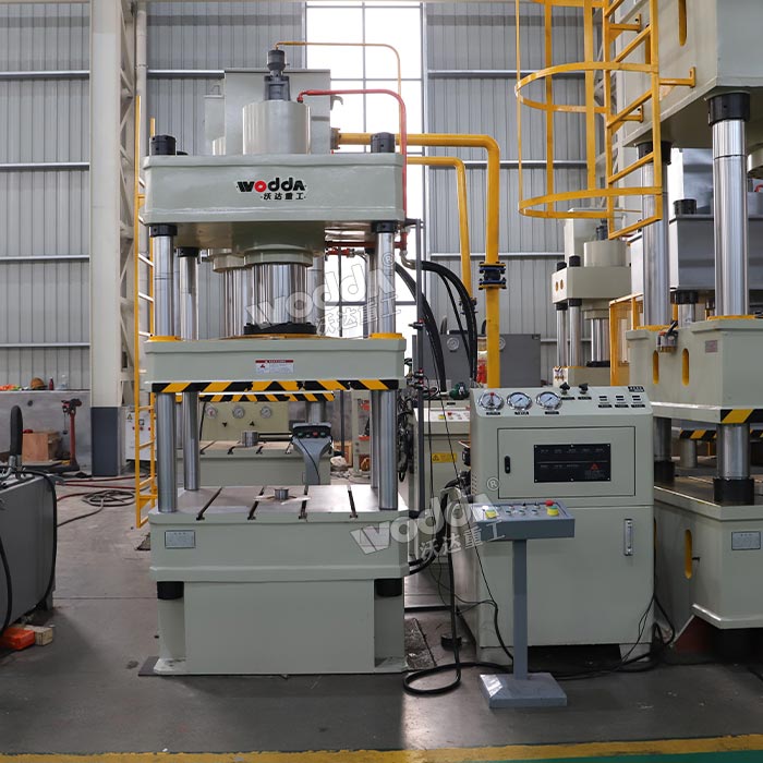 200噸三梁四柱液壓機車間實物 200噸三梁四柱液壓機車間實物