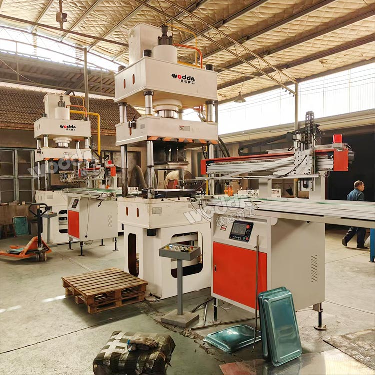 200噸不銹鋼餐盤拉伸液壓機現場 200噸不銹鋼餐盤拉伸液壓機現場