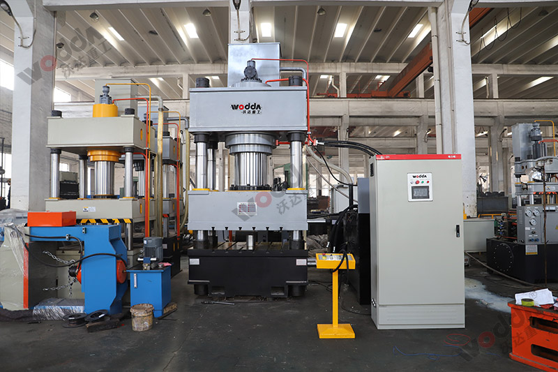 630噸三梁四柱液壓機(jī)車間實物 630噸三梁四柱液壓機(jī)車間實物