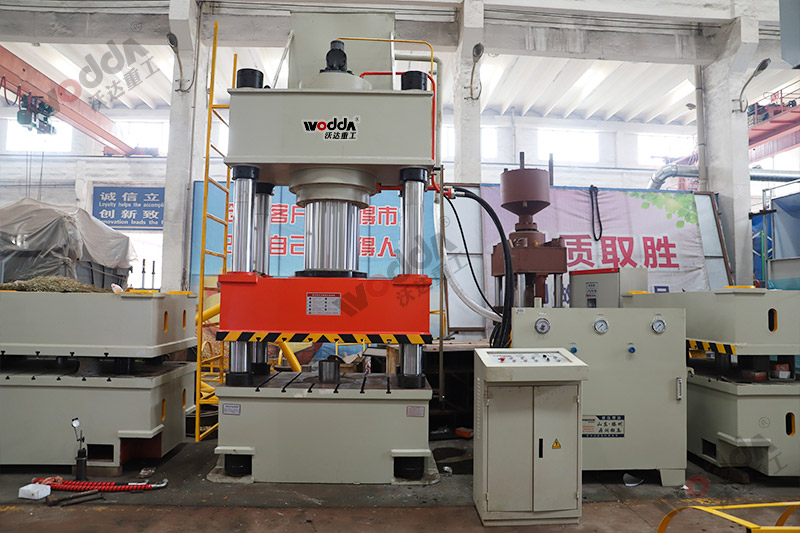 630噸三梁四柱液壓機(jī) 630噸三梁四柱液壓機(jī)