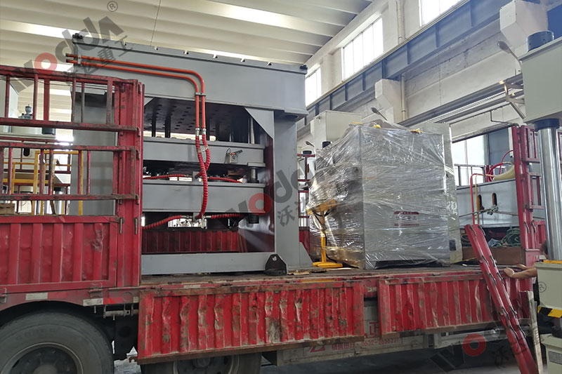 不銹鋼托盤拉伸液壓機裝車發貨