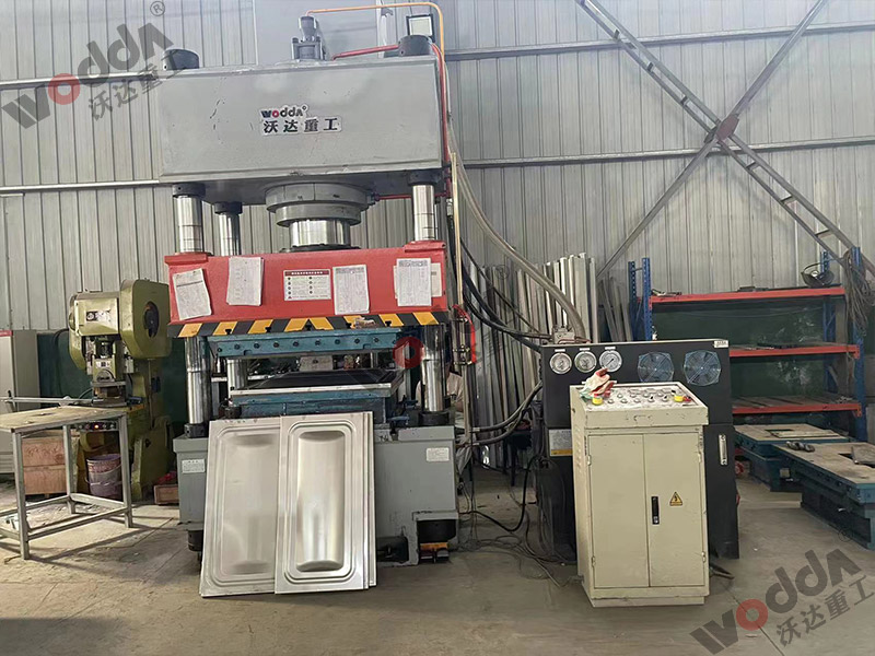 400噸巧克力水箱板拉伸液壓機(jī) 400噸巧克力水箱板拉伸液壓機(jī)