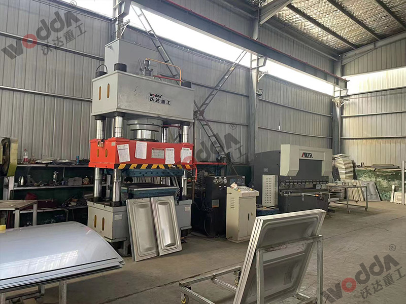 400噸巧克力水箱板拉伸液壓機(jī) 400噸巧克力水箱板拉伸液壓機(jī)