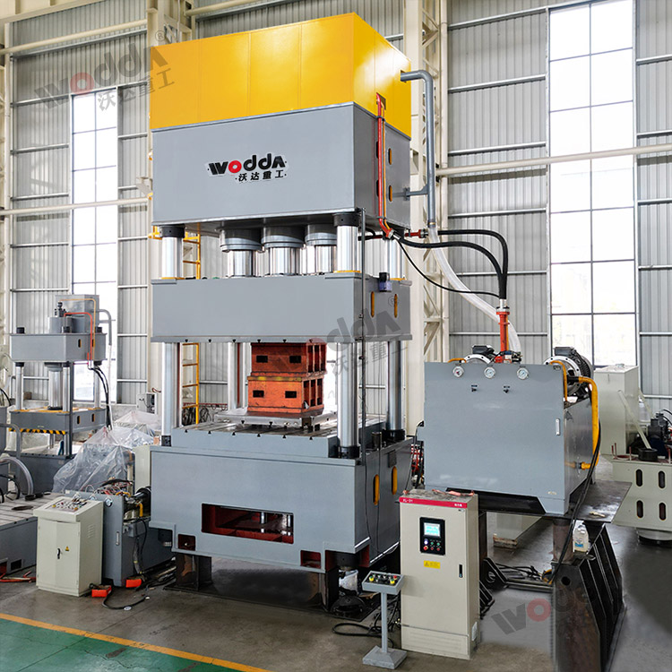 1500噸四柱拉伸液壓機(jī)車間實(shí)拍圖 1500噸四柱拉伸液壓機(jī)車間實(shí)拍圖