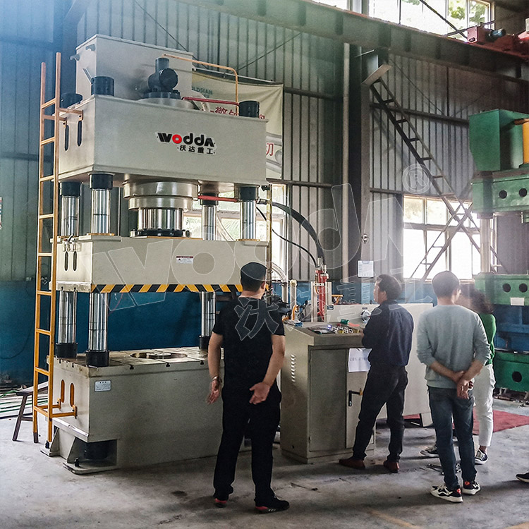 500噸不銹鋼水箱液壓機客戶現場 500噸不銹鋼水箱液壓機客戶現場