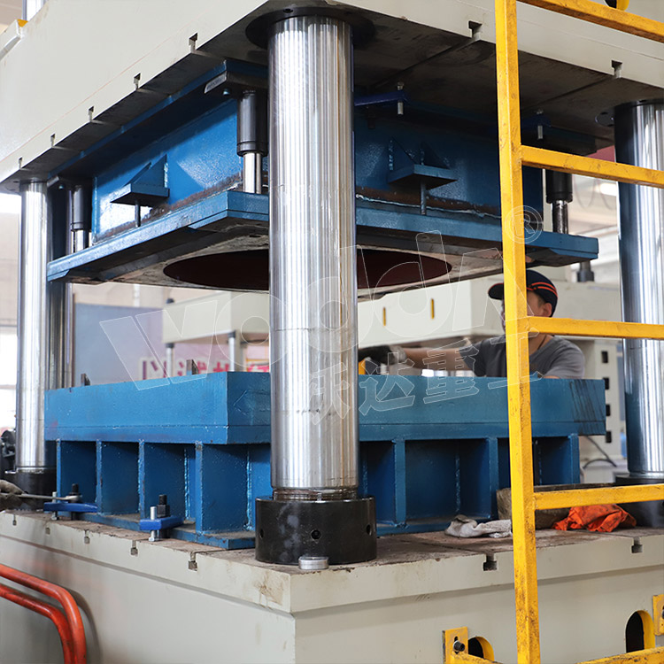 500噸不銹鋼水箱液壓機(立柱) 500噸不銹鋼水箱液壓機(立柱)