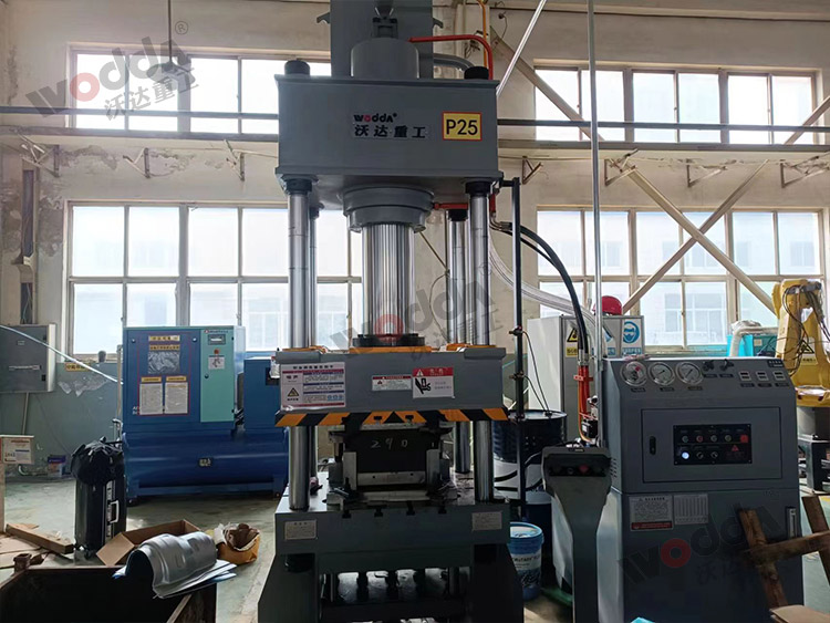 200噸拉伸液壓機壓汽車排氣管散熱罩客戶現場 200噸拉伸液壓機壓汽車排氣管散熱罩客戶現場