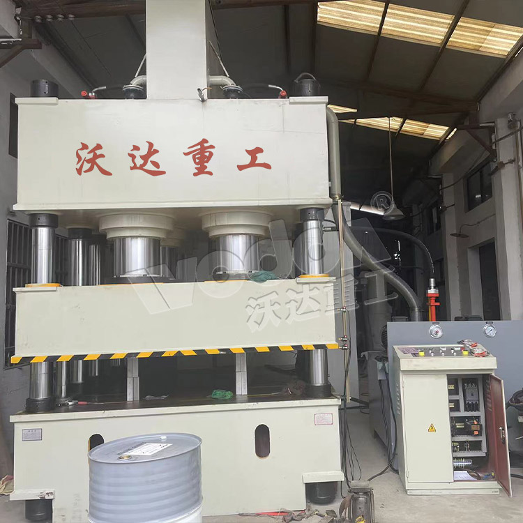 2000噸鋼木門壓花機客戶現場 2000噸鋼木門壓花機客戶現場