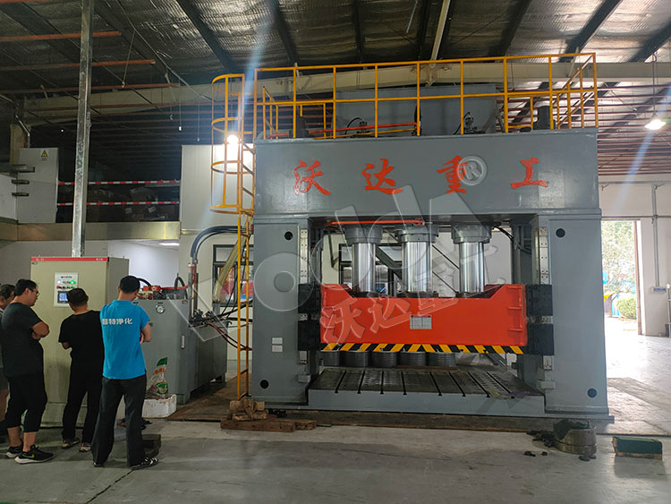 1000噸框架式薄板拉伸液壓機客戶現場