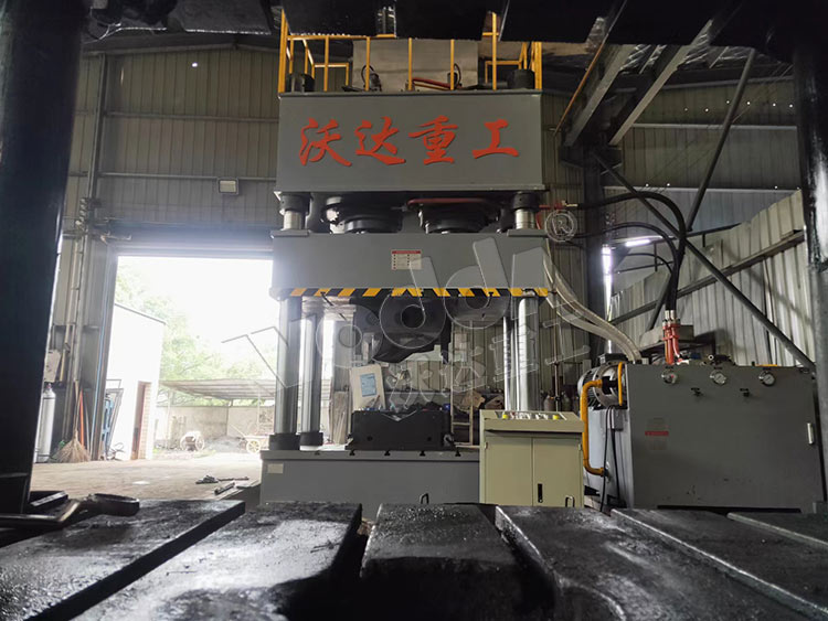 800噸四柱液壓機壓制金屬制品 800噸四柱液壓機壓制金屬制品