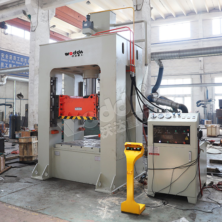 200噸框架式液壓機(jī)車間實拍 200噸框架式液壓機(jī)車間實拍