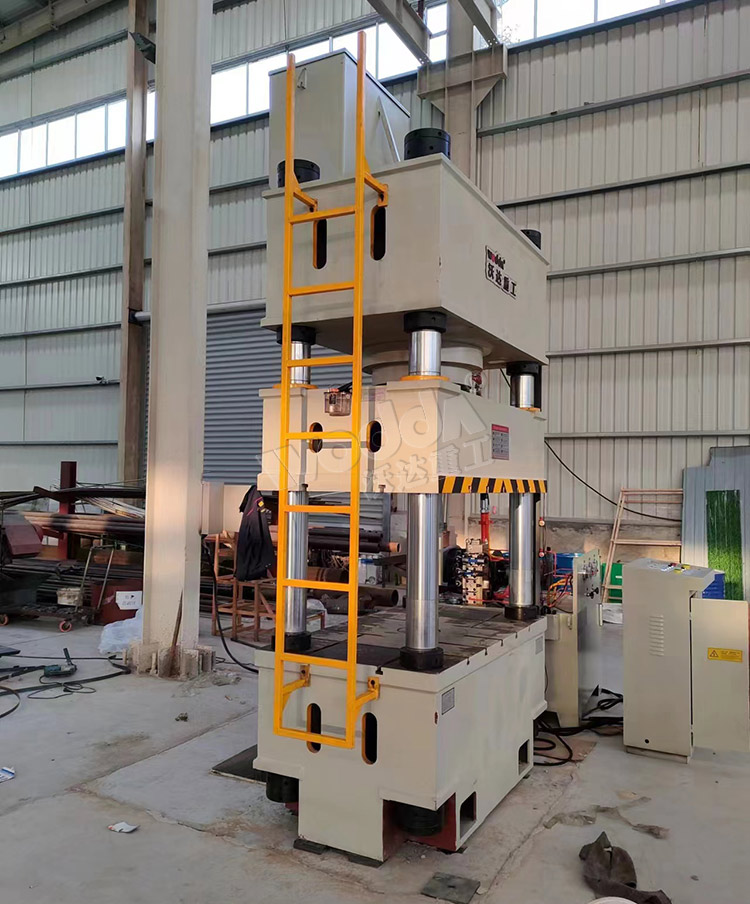 400噸不銹鋼水箱液壓機 400噸不銹鋼水箱液壓機