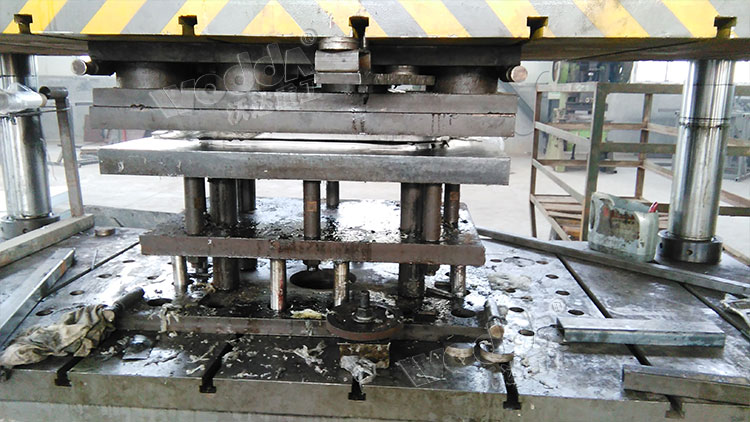 不銹鋼水槽拉伸液壓機加工現場 不銹鋼水槽拉伸液壓機加工現場