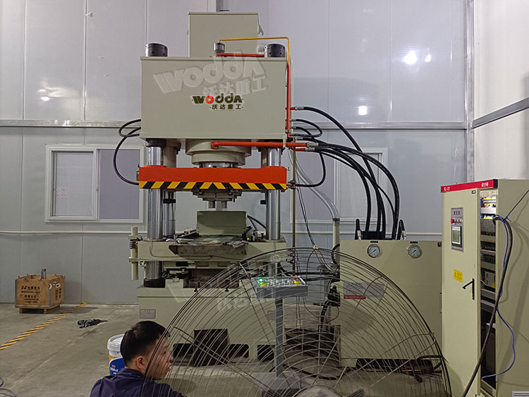 400噸碳化硅粉末壓塊機客戶現場 400噸碳化硅粉末壓塊機客戶現場