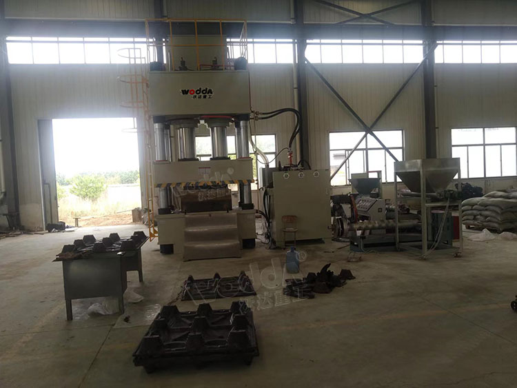 塑料托盤(pán)模壓成型液壓機(jī)客戶車間現(xiàn)場(chǎng) 塑料托盤(pán)模壓成型液壓機(jī)客戶車間現(xiàn)場(chǎng)