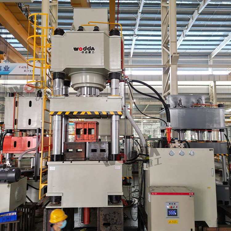 1000噸三梁四柱液壓機(jī)車間實(shí)物 1000噸三梁四柱液壓機(jī)車間實(shí)物