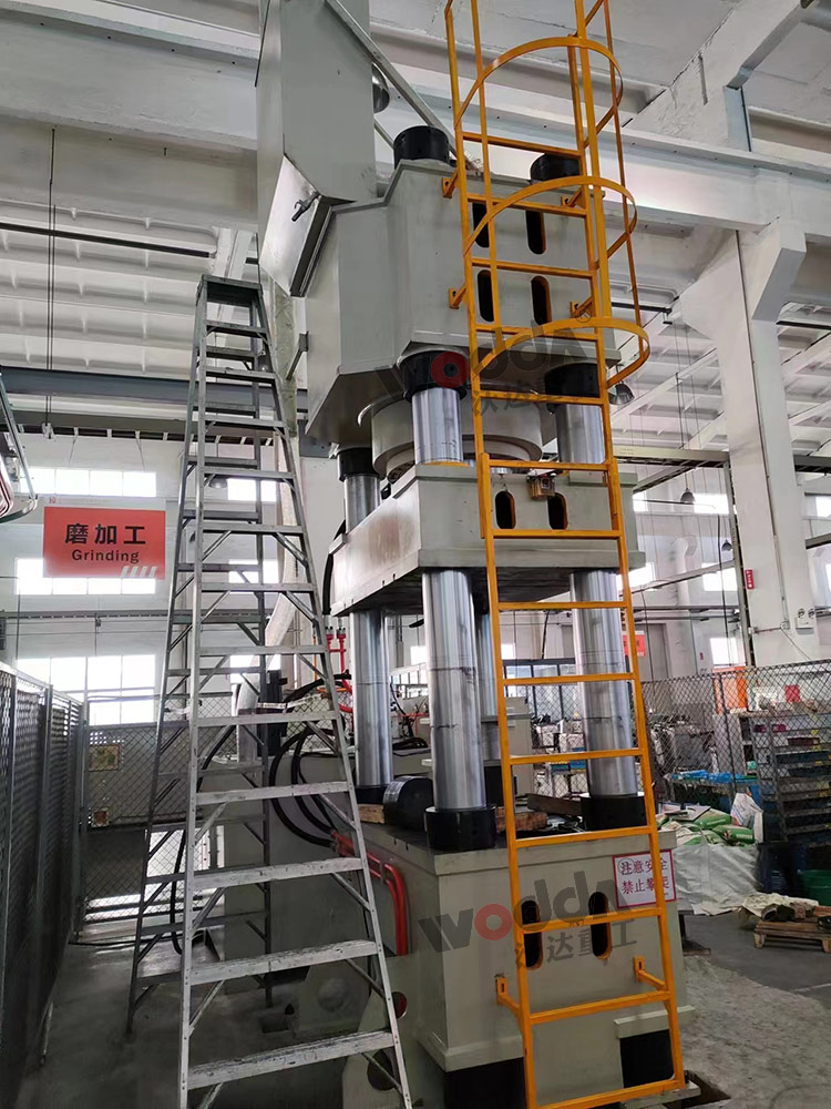 1000噸粉末成型液壓機(jī) 1000噸粉末成型液壓機(jī)