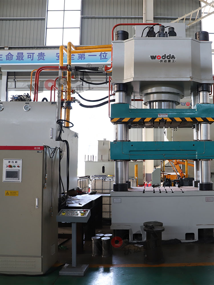 800噸牛羊舔磚液壓機車間實拍圖 800噸牛羊舔磚液壓機車間實拍圖