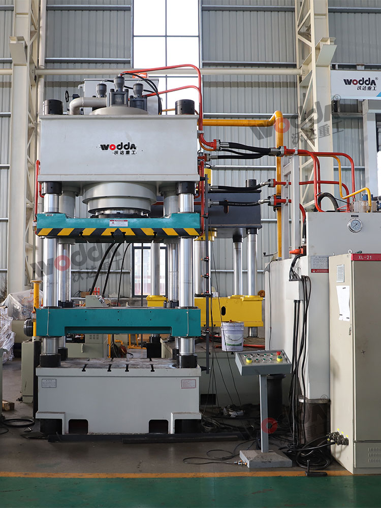 630噸牛羊舔磚液壓機車間試機 630噸牛羊舔磚液壓機車間試機