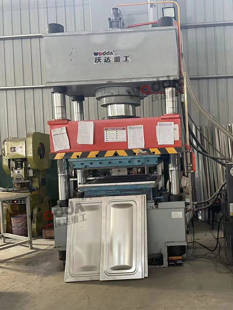 400噸巧克力水箱板拉伸機 400噸巧克力水箱板拉伸機