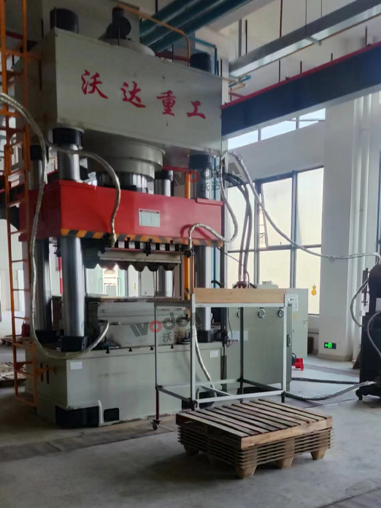 1000噸三梁四柱液壓機 1000噸三梁四柱液壓機