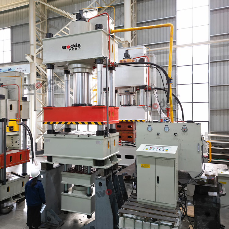 500噸不銹鋼水槽拉伸液壓機(jī)車間試機(jī) 500噸不銹鋼水槽拉伸液壓機(jī)車間試機(jī)