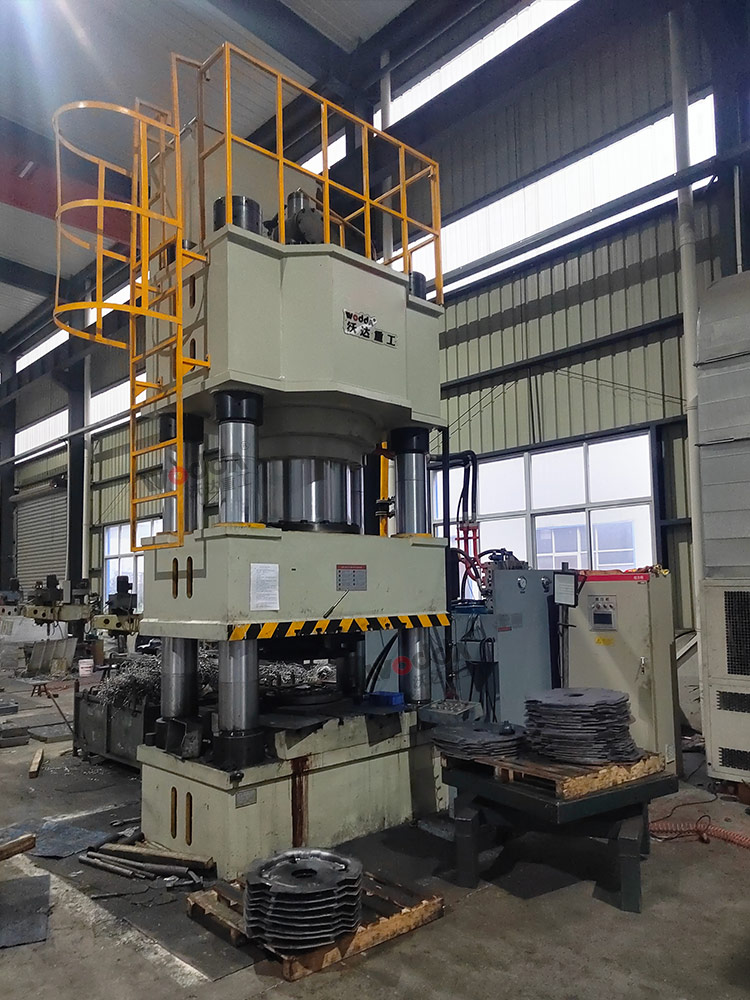 1000噸三梁四柱液壓機客戶現場 1000噸三梁四柱液壓機客戶現場