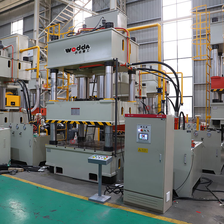 630噸四柱三梁液壓機(jī) 630噸四柱三梁液壓機(jī)