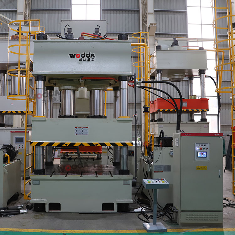 630噸三梁四柱液壓機(jī) 630噸三梁四柱液壓機(jī)