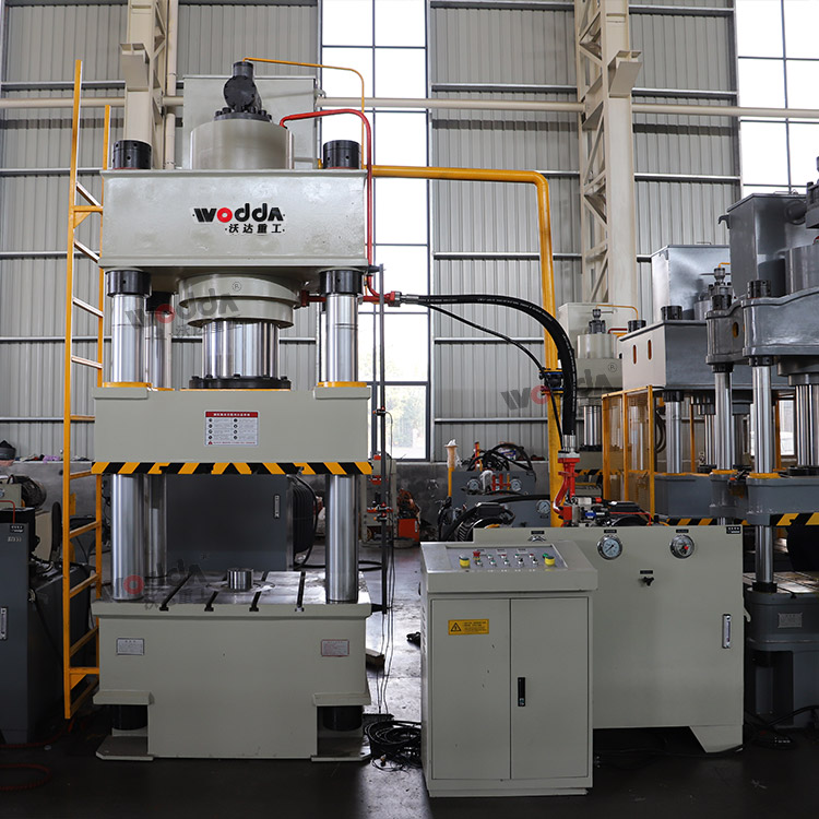 三梁四柱液壓機(jī) 三梁四柱液壓機(jī)