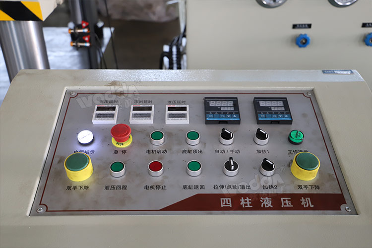 315噸三梁四柱液壓機細節(1) 315噸三梁四柱液壓機細節(1)