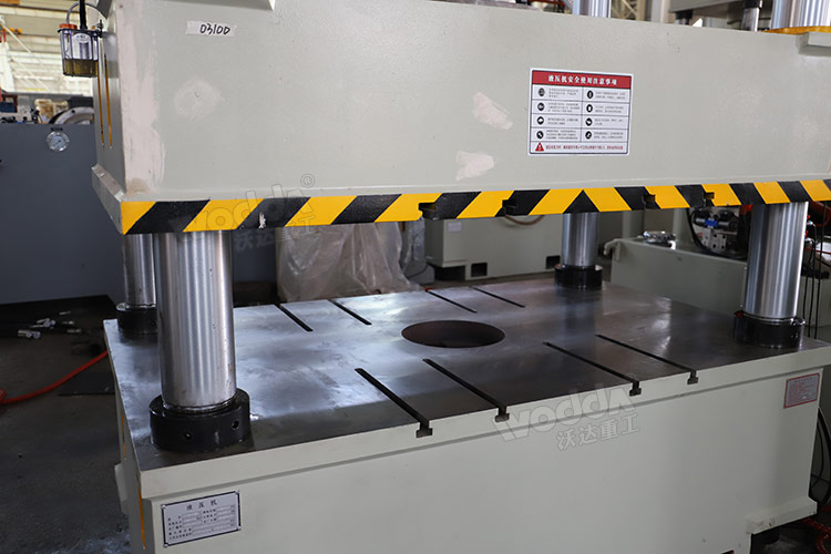 315噸三梁四柱液壓機細節(2) 315噸三梁四柱液壓機細節(2)