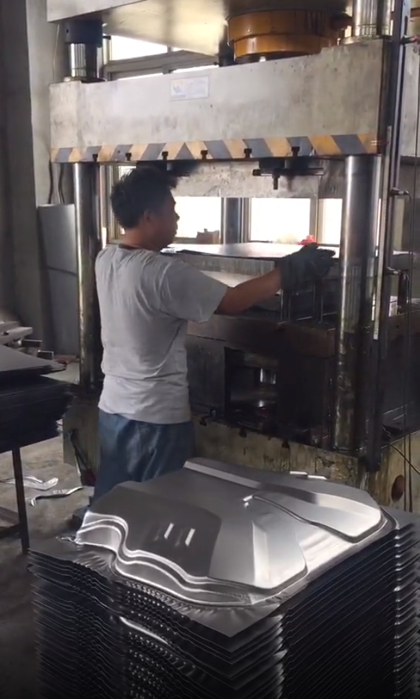 500噸電車擋風板成型液壓機客戶現場 500噸電車擋風板成型液壓機客戶現場