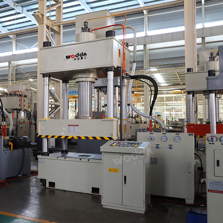 315噸三梁四柱液壓機車間實物.jpg 315噸三梁四柱液壓機車間實物.jpg