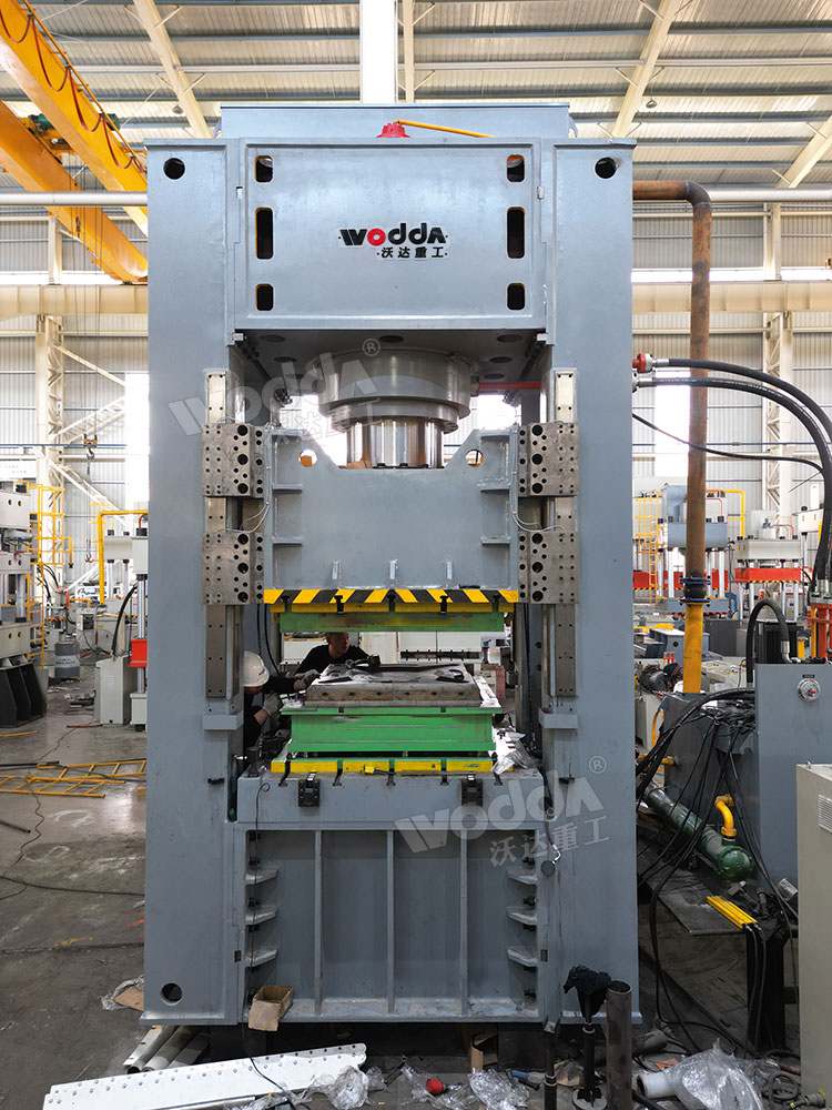 800噸BDF水箱板液壓機 800噸BDF水箱板液壓機