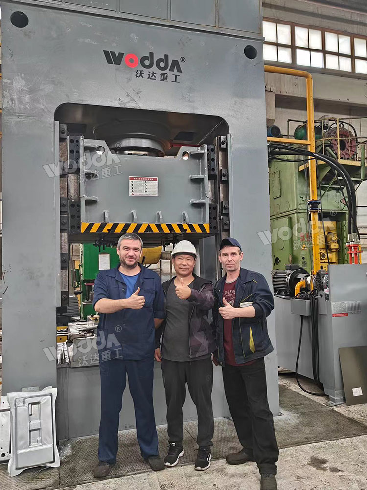 630噸廚具灶臺(tái)拉伸液壓機(jī)客戶(hù)現(xiàn)場(chǎng)