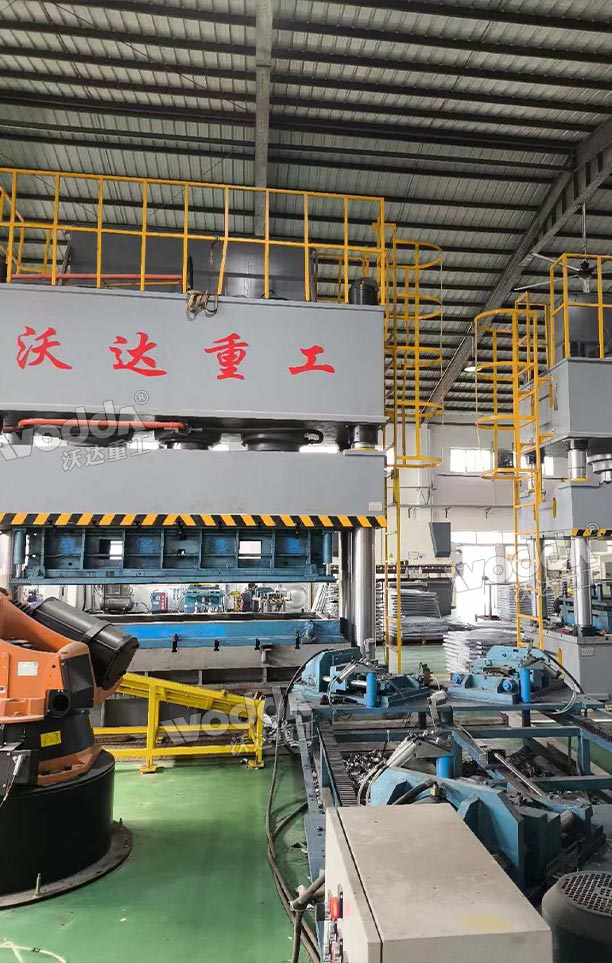 1500噸不銹鋼水箱拉伸液壓機現場 1500噸不銹鋼水箱拉伸液壓機現場