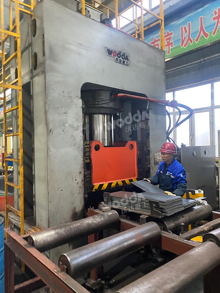 800噸框架式液壓機(jī) 800噸框架式液壓機(jī)