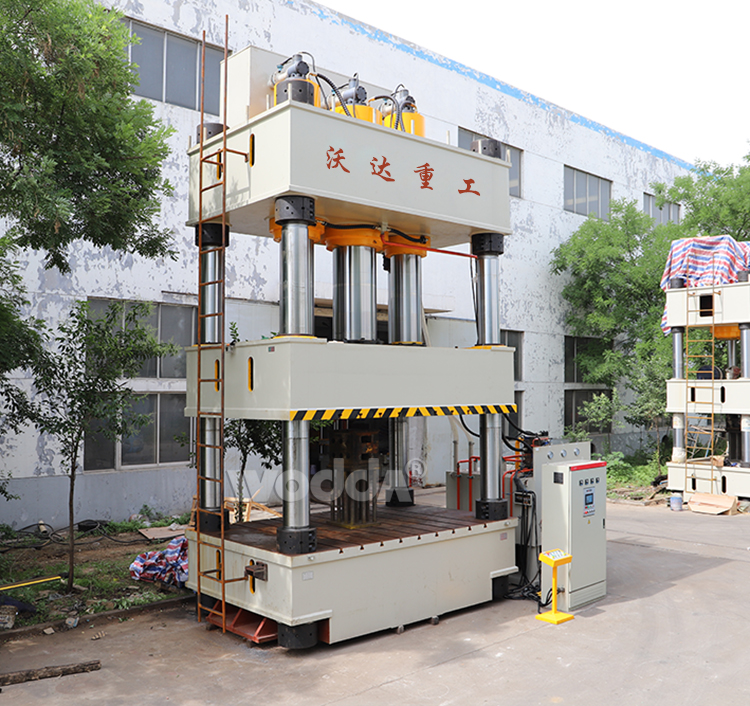 1800t三梁四柱液壓機(jī) 1800t三梁四柱液壓機(jī)