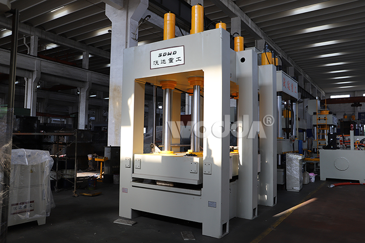 龍門框架式液壓機(jī) 龍門框架式液壓機(jī)